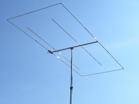 Dual-band antenna. An Moxon for 28 Mhz and 2-element for 50 Mhz. Boom=1,5 meters, total width=4 meters.